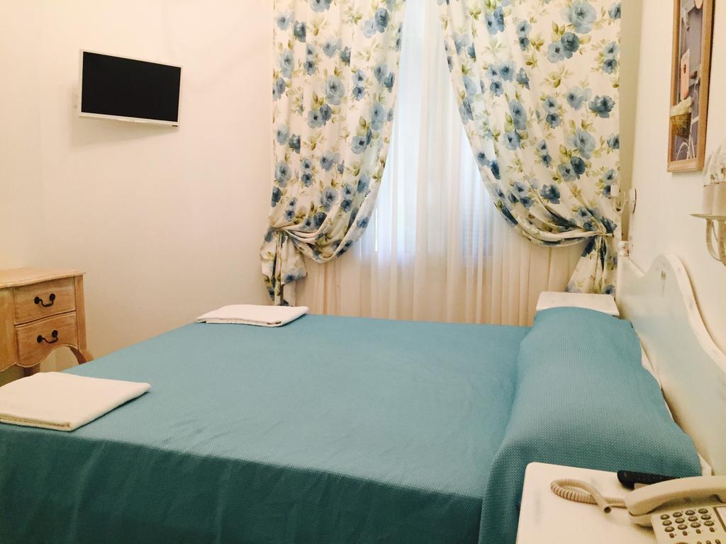 Hotel La Scogliera Bordighera Rum bild