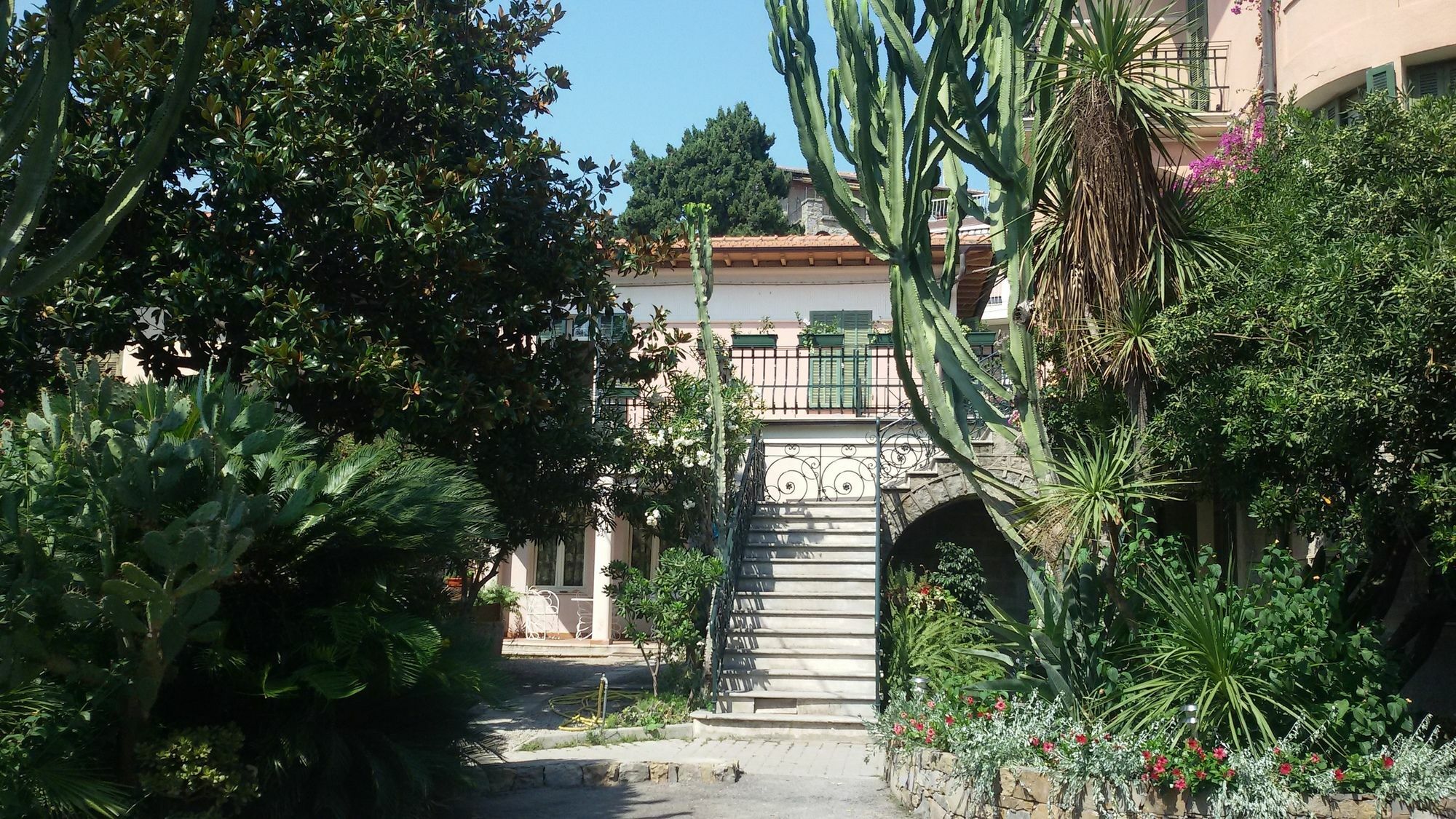 Hotel La Scogliera Bordighera Exteriör bild